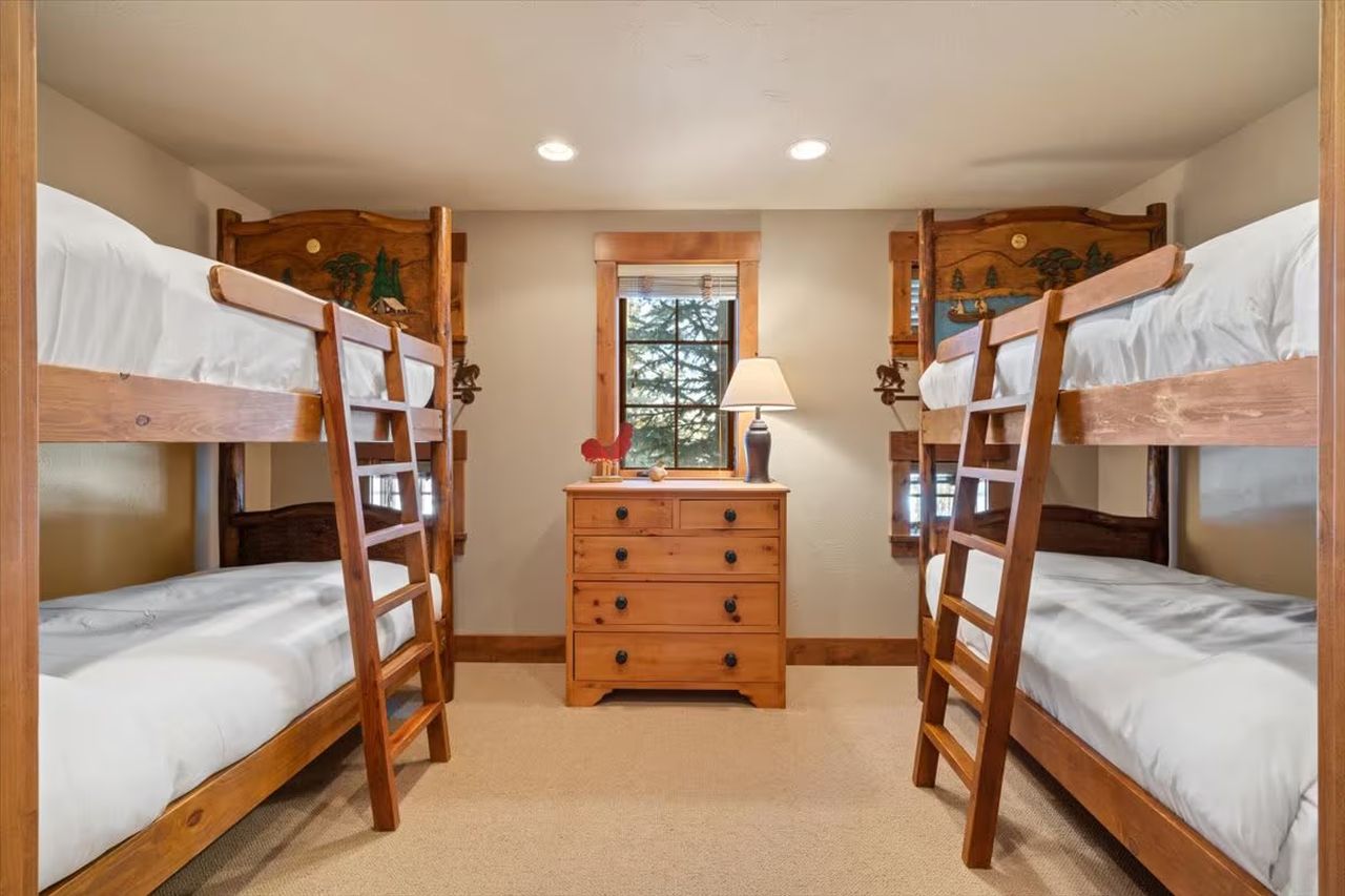 Entire Home at Spring Creek Ranch_bunkroom with four single beds