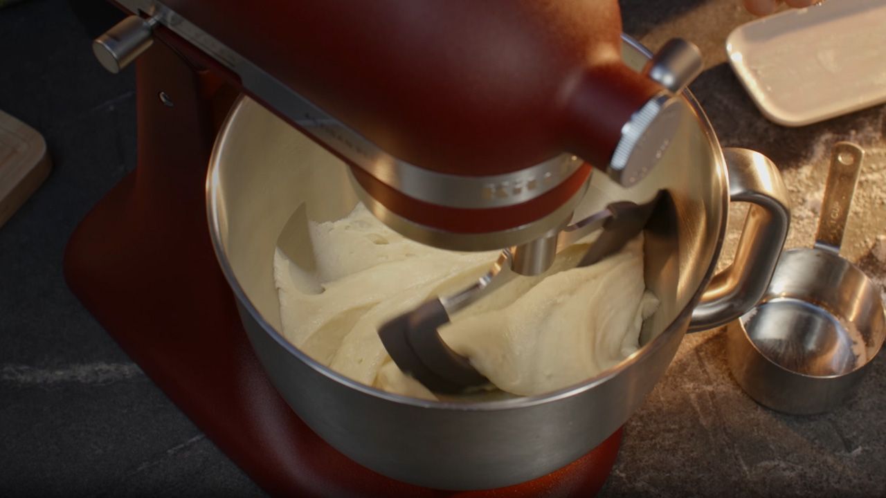 KitchenAid Artisan Plus stand mixer - self bowl scraping