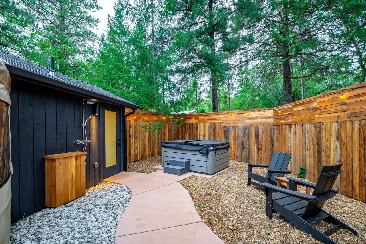 Oak Yurt Stay_Hot Tub and Outdoor Furniture