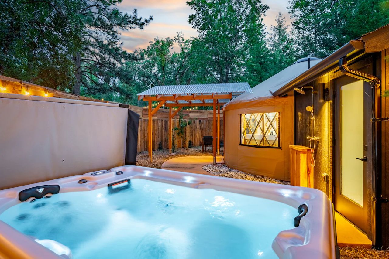 Oak Yurt Stay_Outdoor Hot Tub