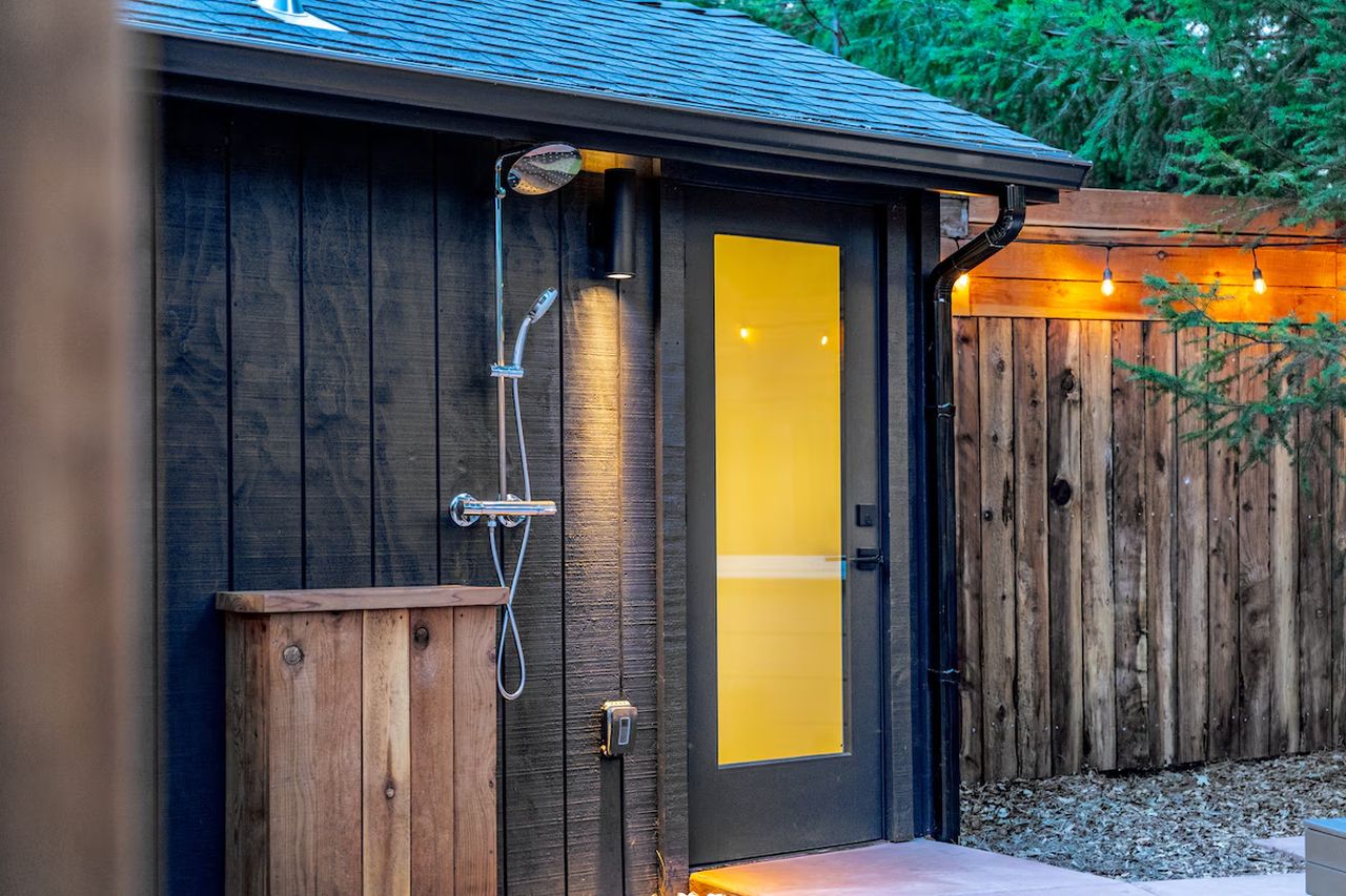 Oak Yurt Stay_Outdoor Shower