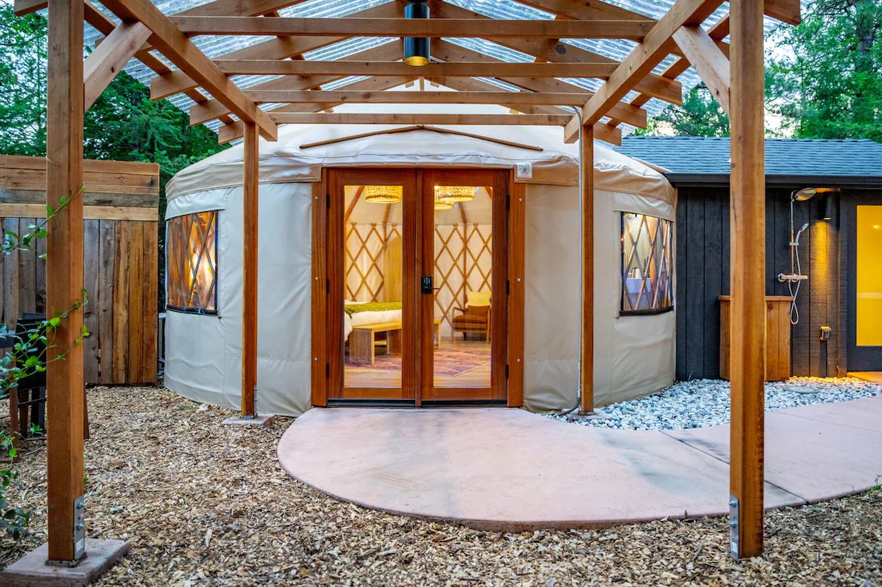 Oak Yurt Stay_Outdoors
