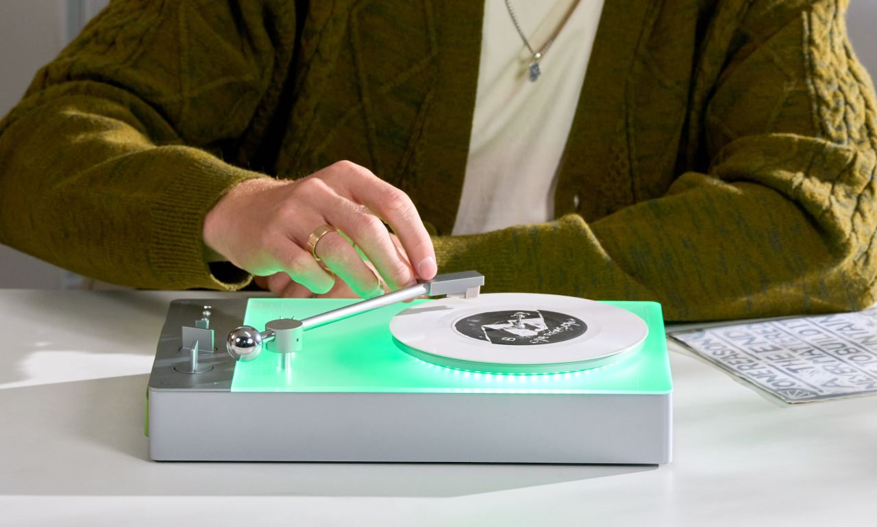 TRETTITRE wall-mounted Vinyl, CD & Cassette System