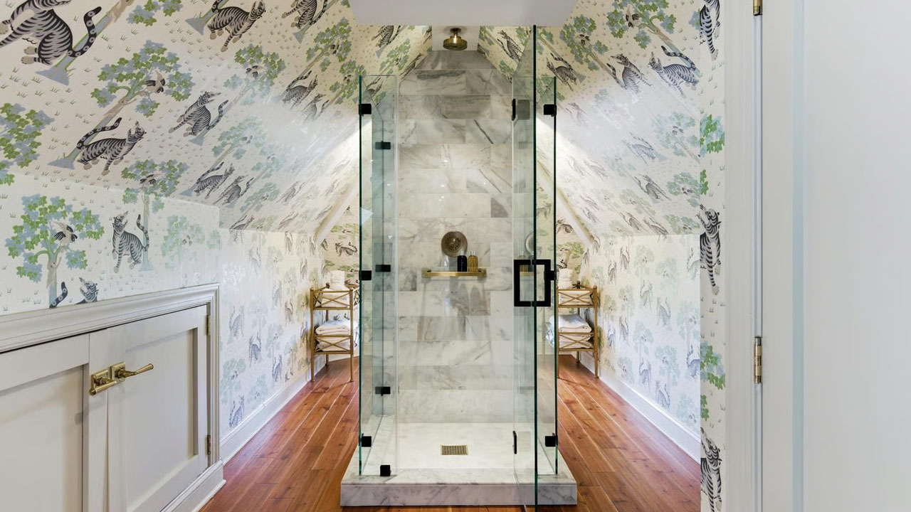 Jungle-themed wallpapers in the bathrom