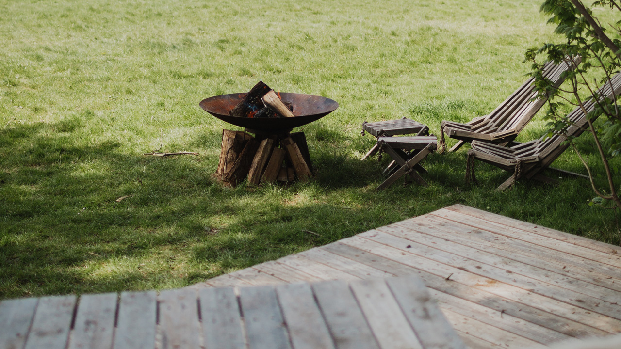 Warm yourselves with fire pit while lunging comfortably.