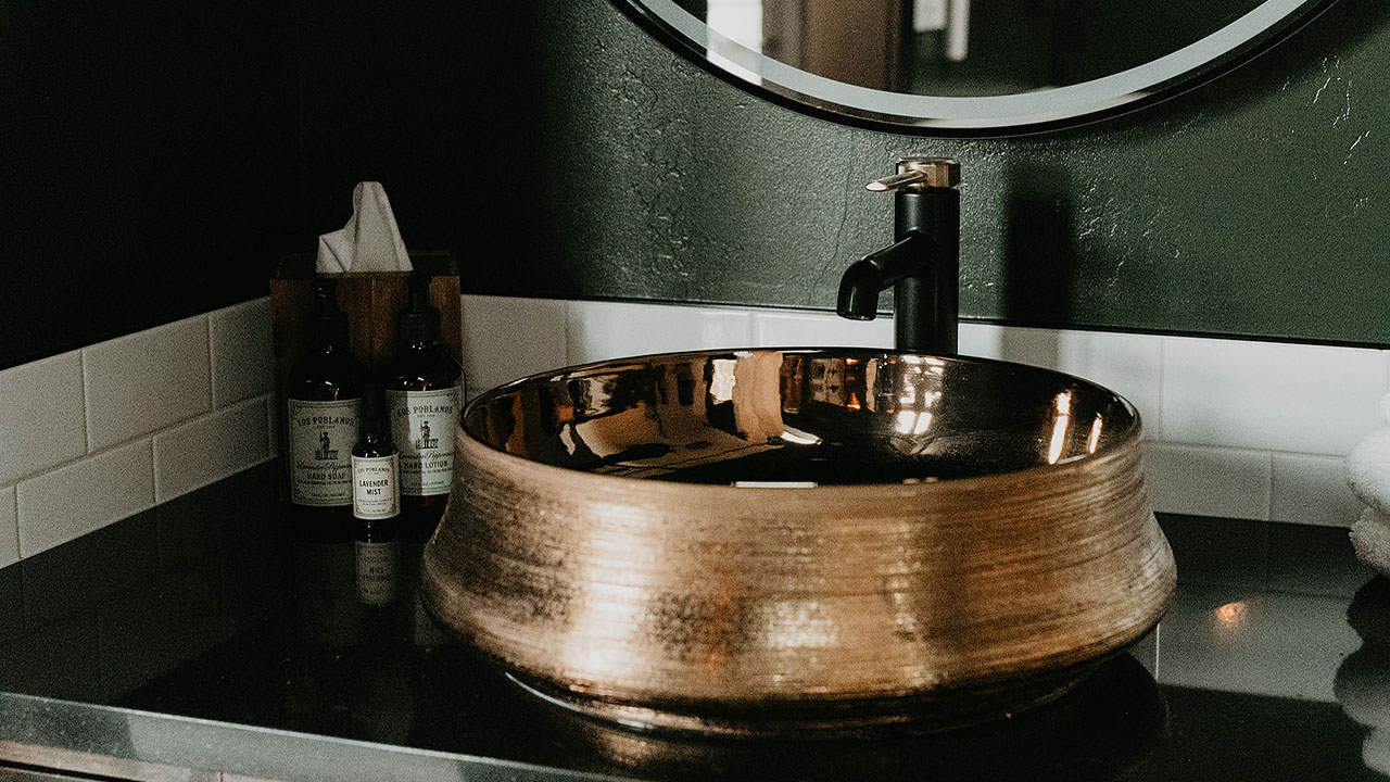 The copper sink becomes centerpiece of the vanity sink.