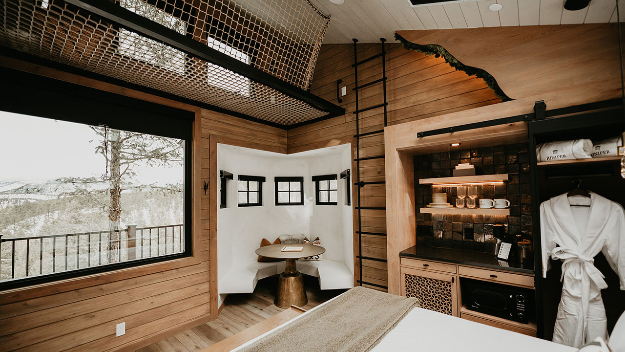 The gorgeous wood-clad walls brings cozy ambience to the interior.