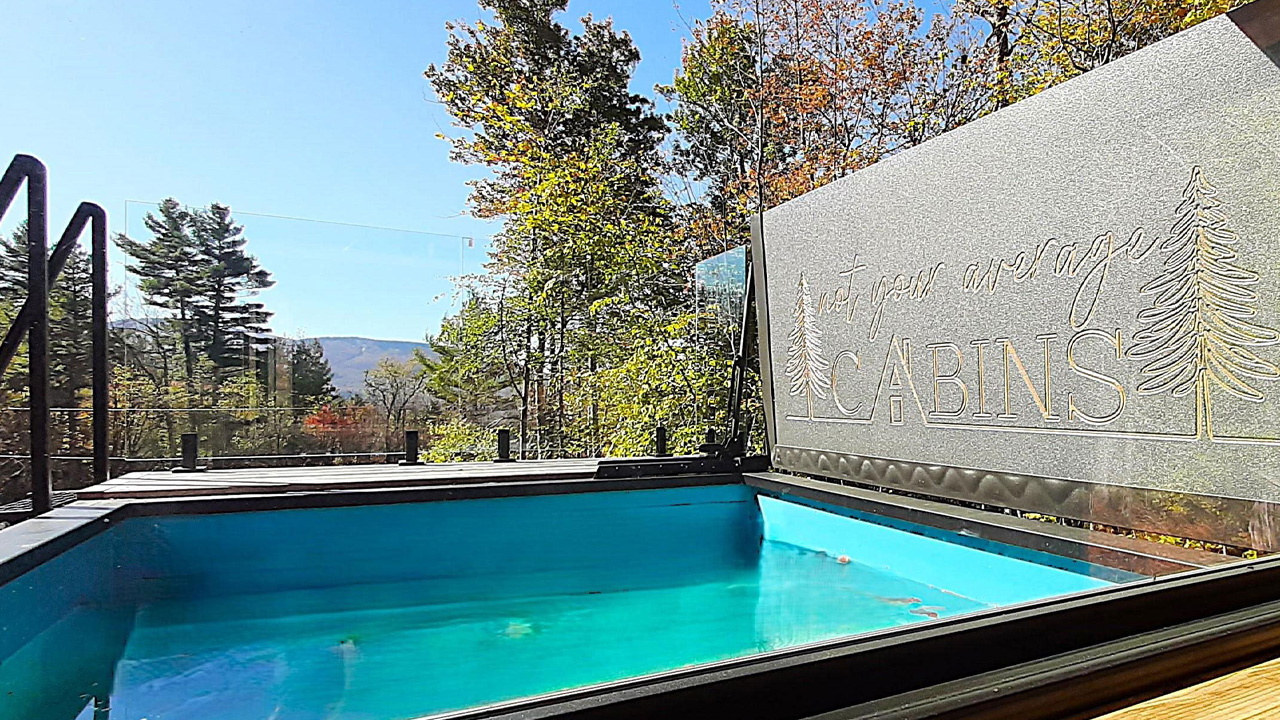 The luxurious plunge pool of the Vermont Villa
