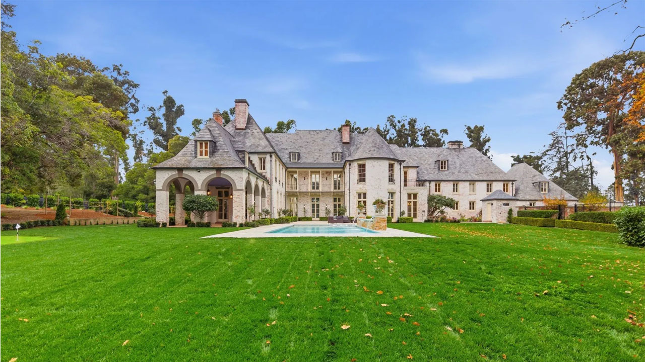 The lush natural grass surrounds the mansion.