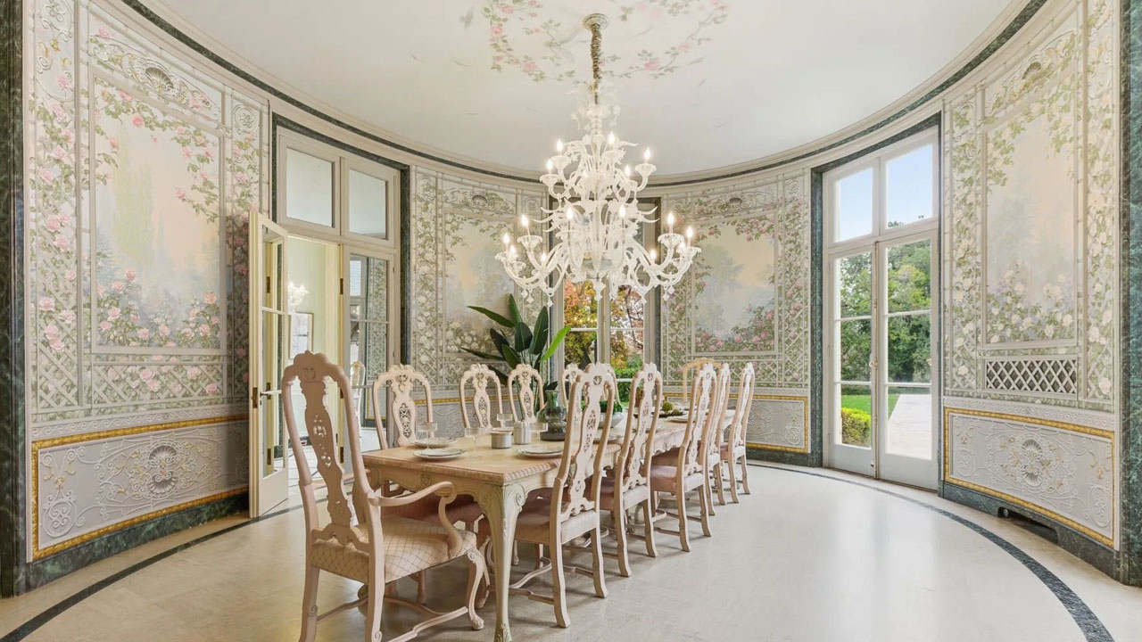 The grand oval dining room is the most artistic room in the mansion