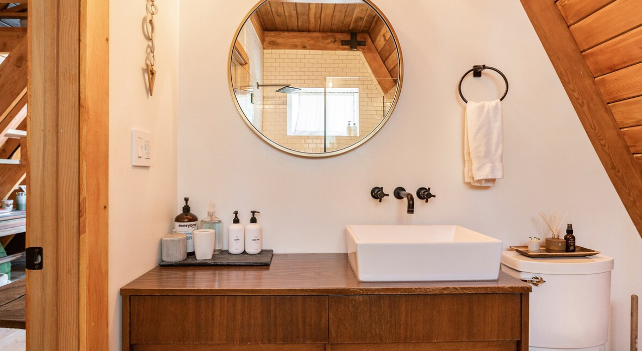 A-Frame-Cabin_Bathroom_5