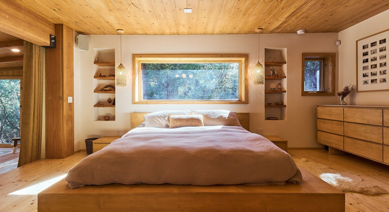 A-Frame-Cabin_Master-Suite-Bedroom
