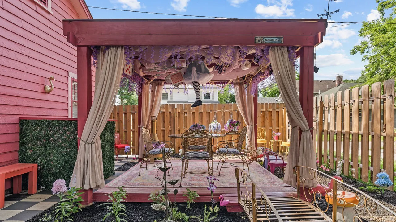 Alice-in-Wonderland-Themed-Tiny-House_Backyard-garden_1