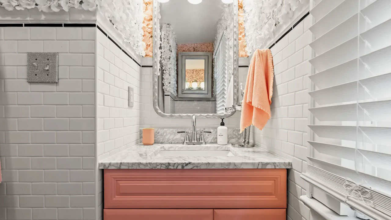 Alice-in-Wonderland-Themed-Tiny-House_Bathroom