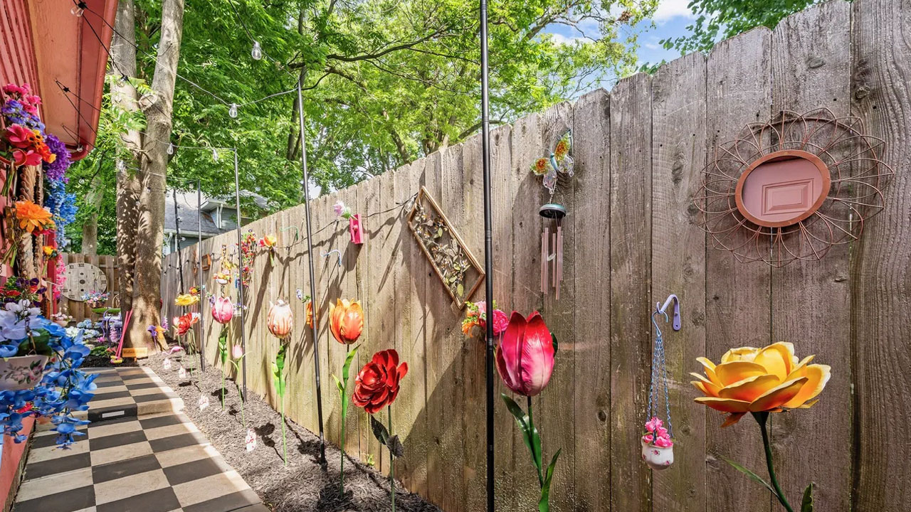 Alice-in-Wonderland-Themed-Tiny-House_Outdoor-Garden