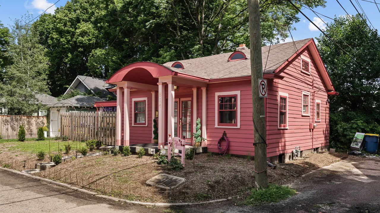 Alice-in-Wonderland-Themed-Tiny-House_exterior