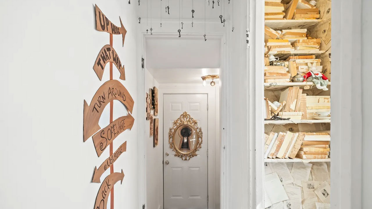 Alice-in-Wonderland-Themed-Tiny-House_interior_2