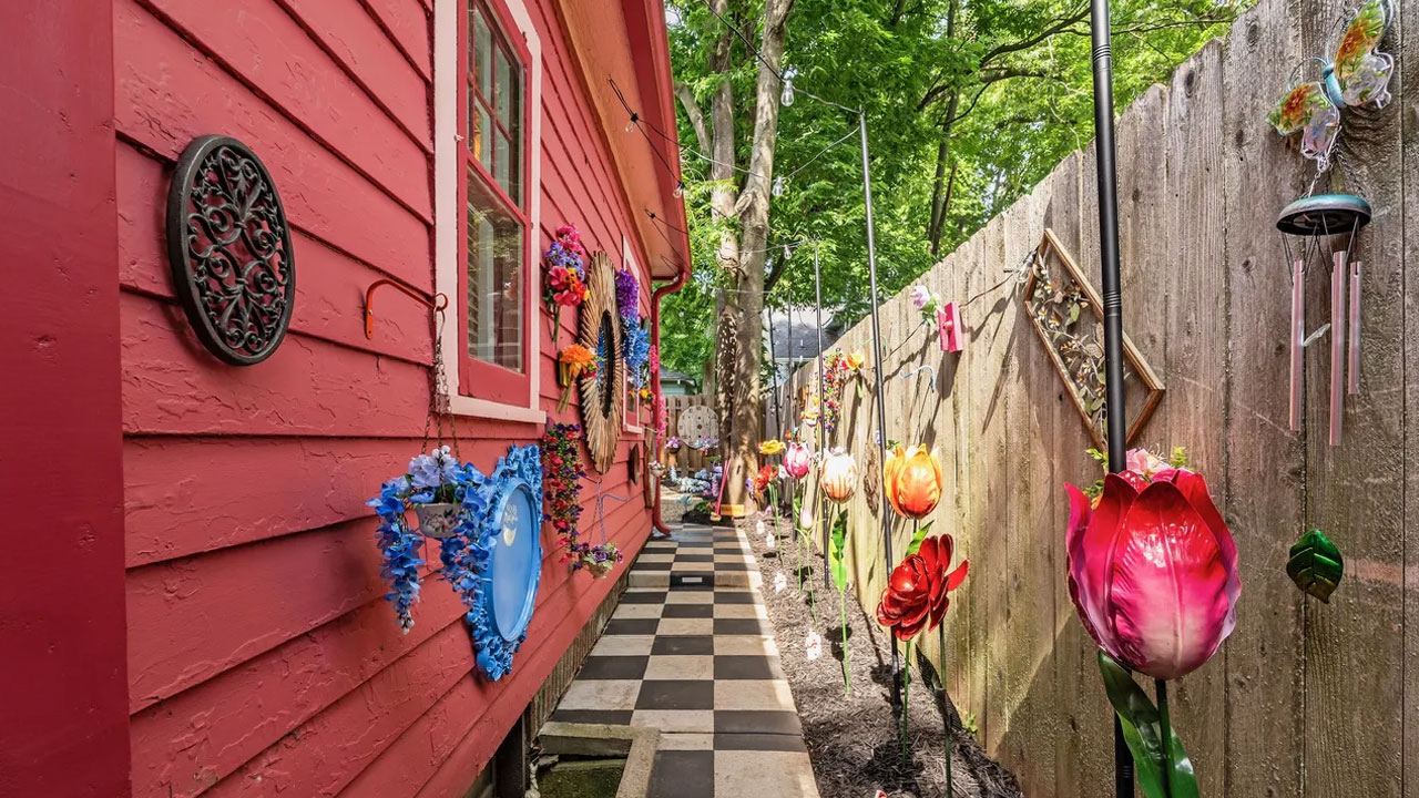 Alice-in-Wonderland-Themed-Tiny-House_outdoors