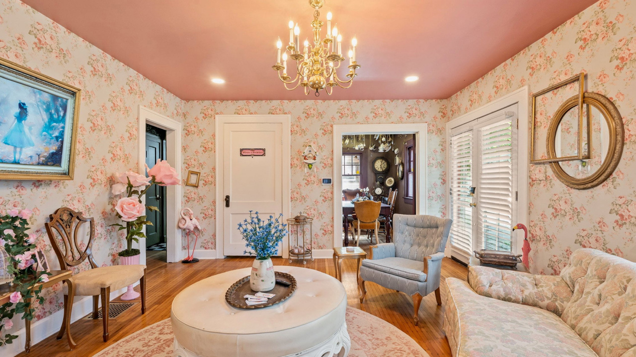 Alice-in-Wonderland-themed-tiny-house_1