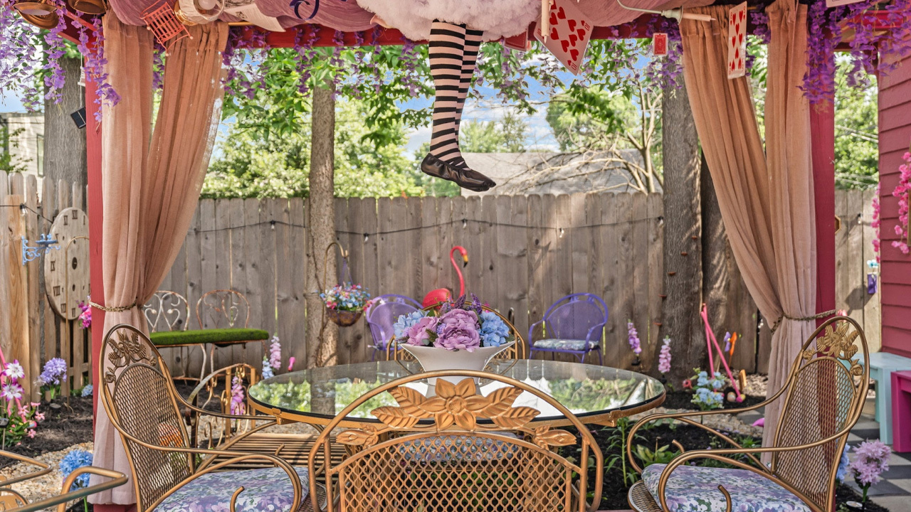 Alice-in-Wonderland-themed-tiny-house_2