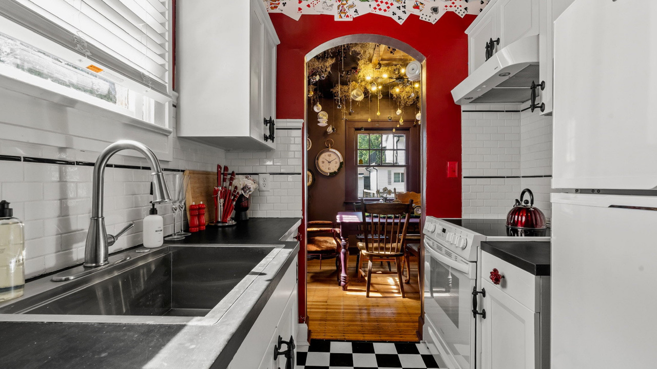 Alice-in-Wonderland-themed-tiny-house_4