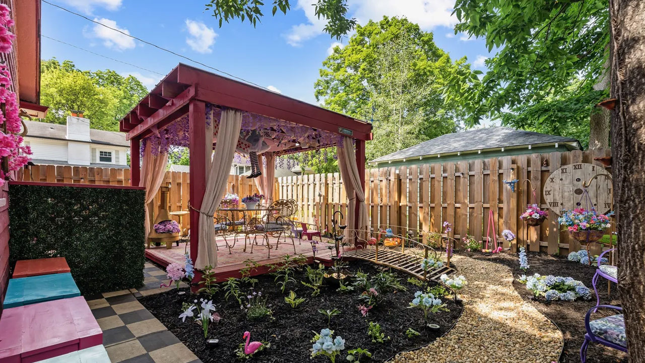 Alice-in-Wonderland_Themed-Tiny-House_backyard-garden