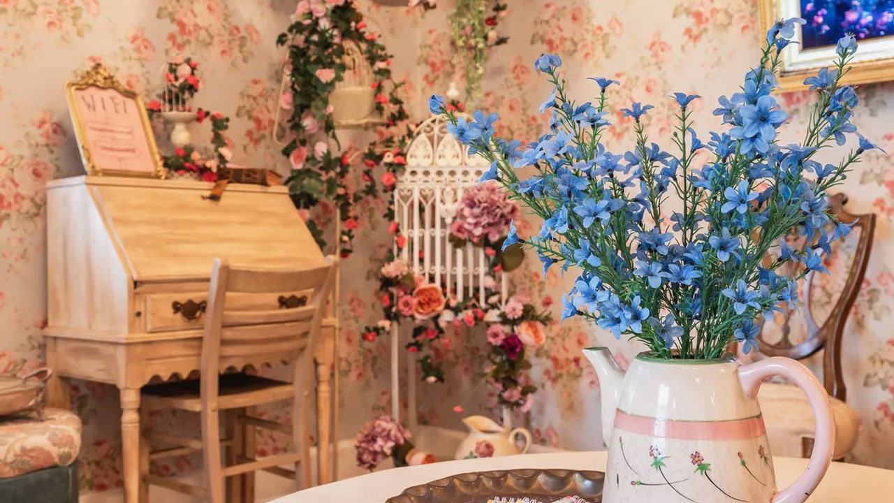 Alice-in-wonderland-Themed-Tiny-House_Living-Room_3