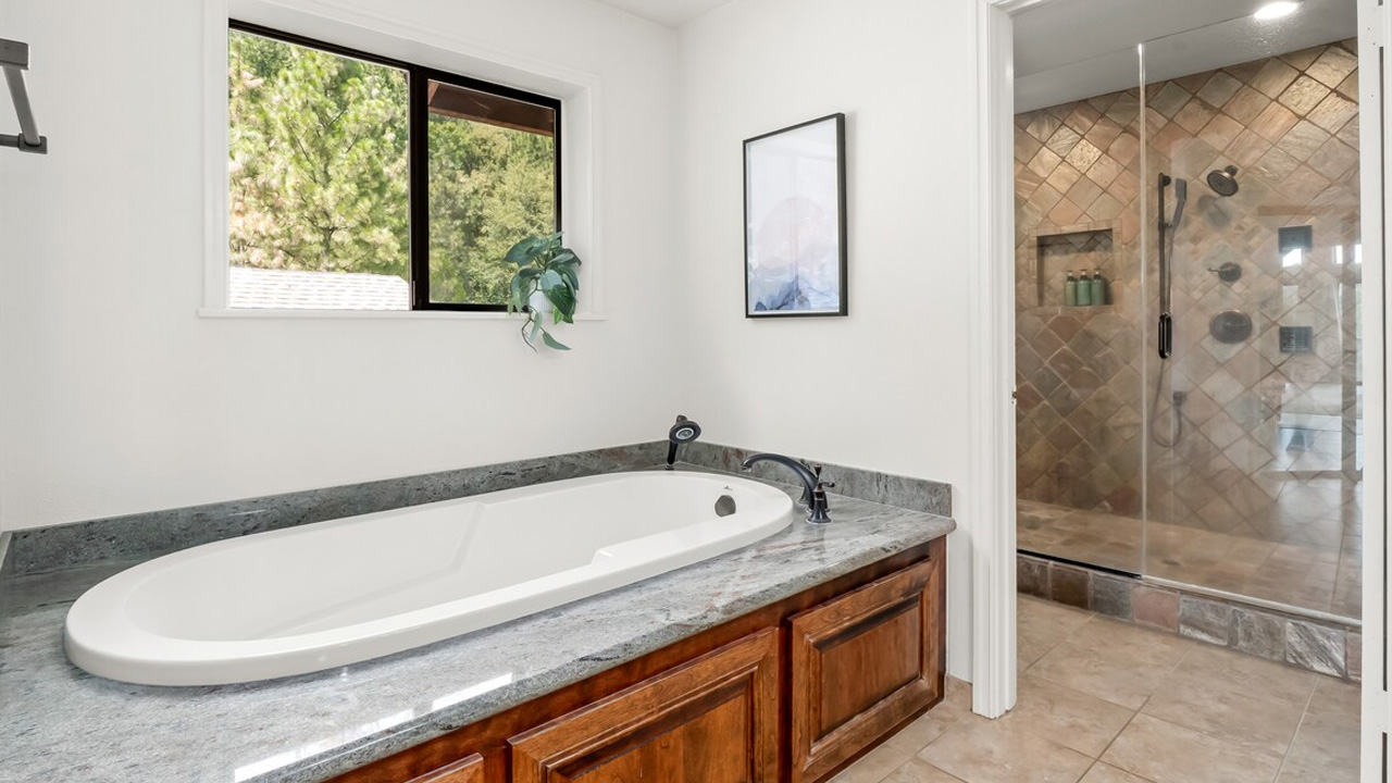 Apex-Lodge_Bathtub