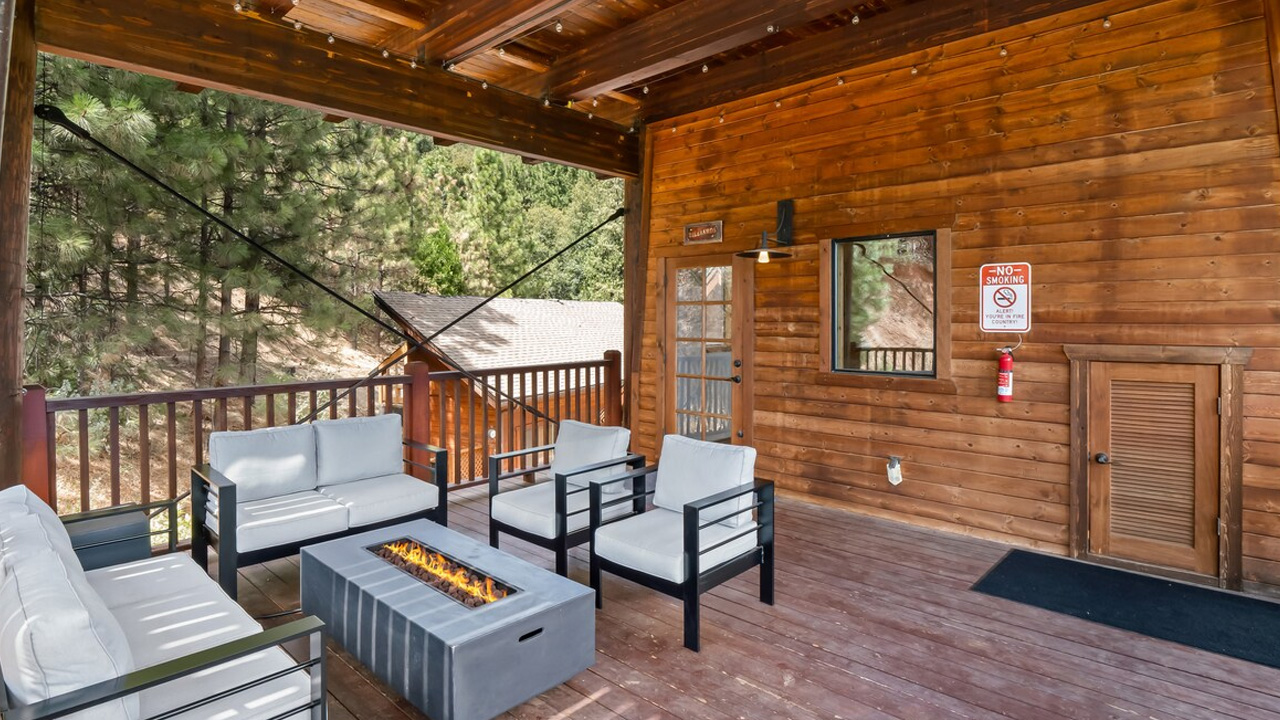 Apex-Lodge_Deck-Area