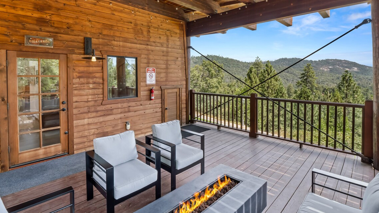 Apex-Lodge_Deck-Area_1