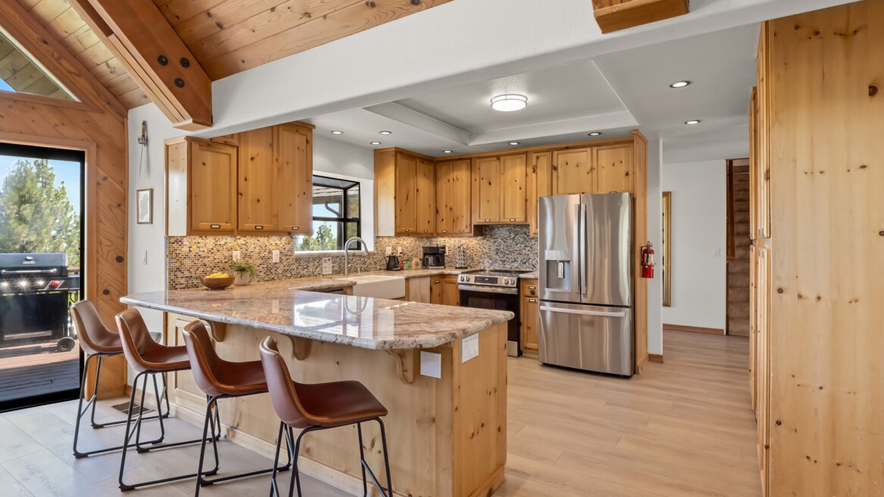 Apex-Lodge_Kitchen-With-Breakfast-Bar