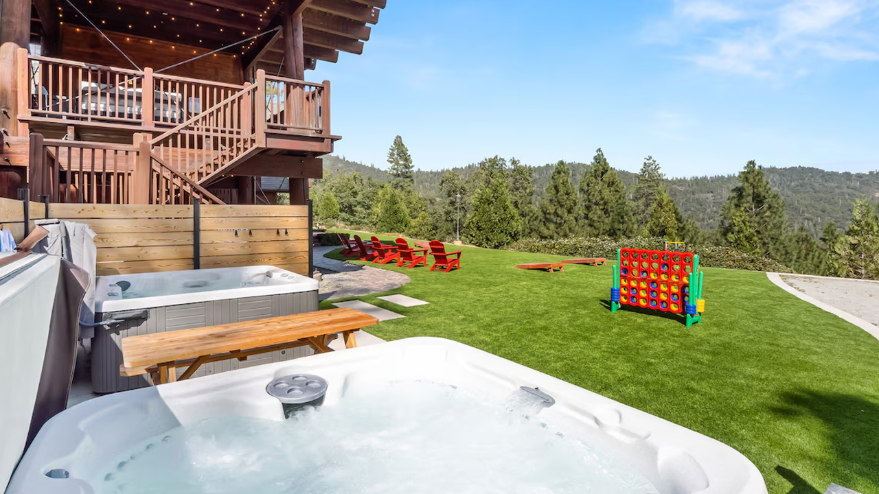 Apex-Lodge_two-hot-tubs