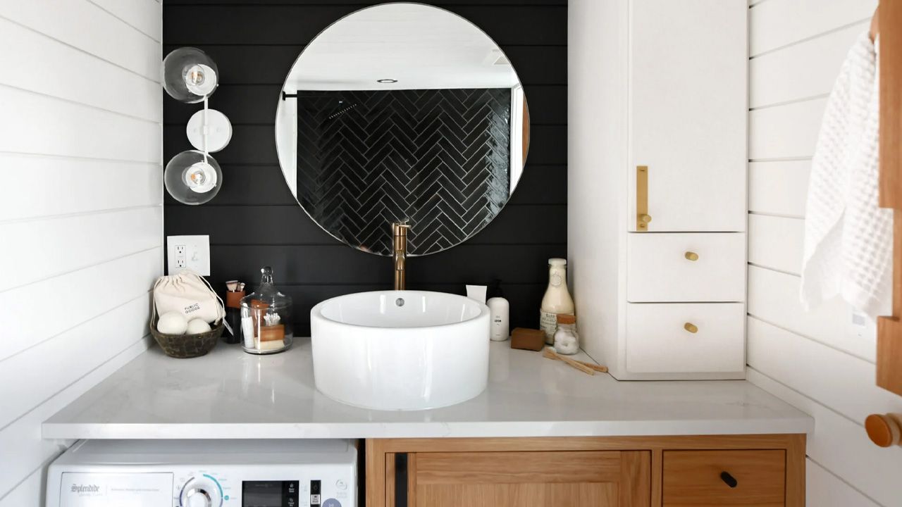 Craftsman Kootenay Tiny House - bathroom