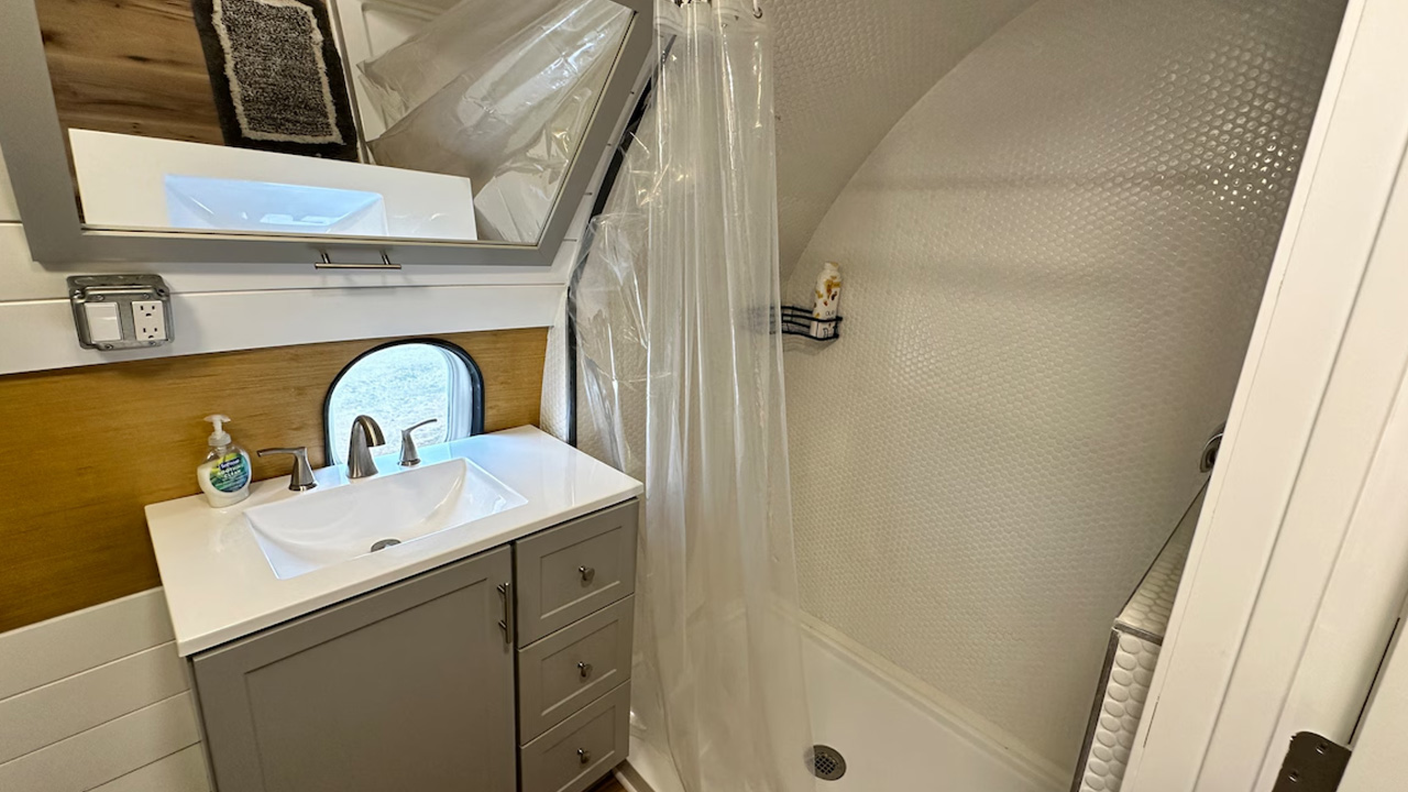 Douglas-DC-9-Airplane-House_Bathroom_1