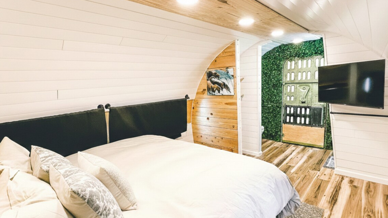 Douglas-DC-9-Airplane-House_Bedroom-1