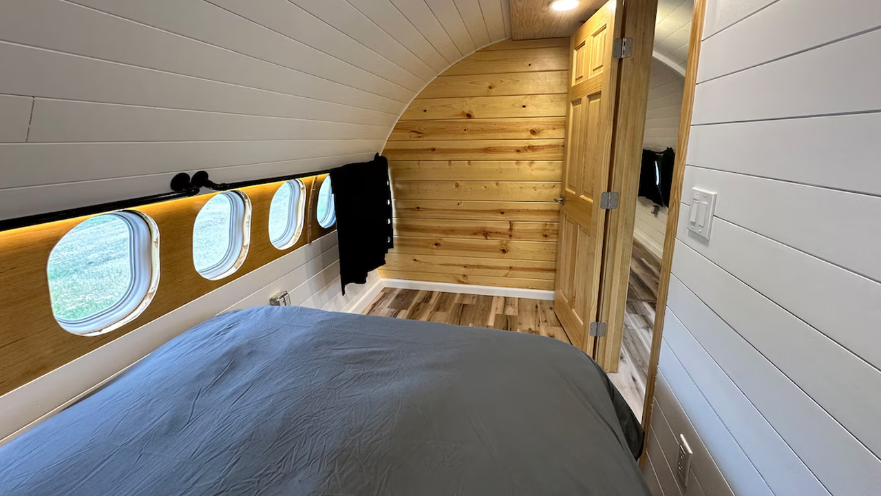 Douglas-DC-9-Airplane-House_Bedroom-2