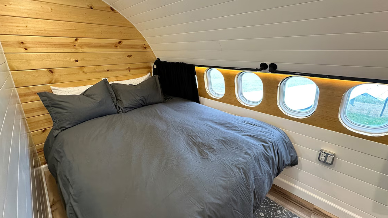 Douglas-DC-9-Airplane-House_Bedroom_3