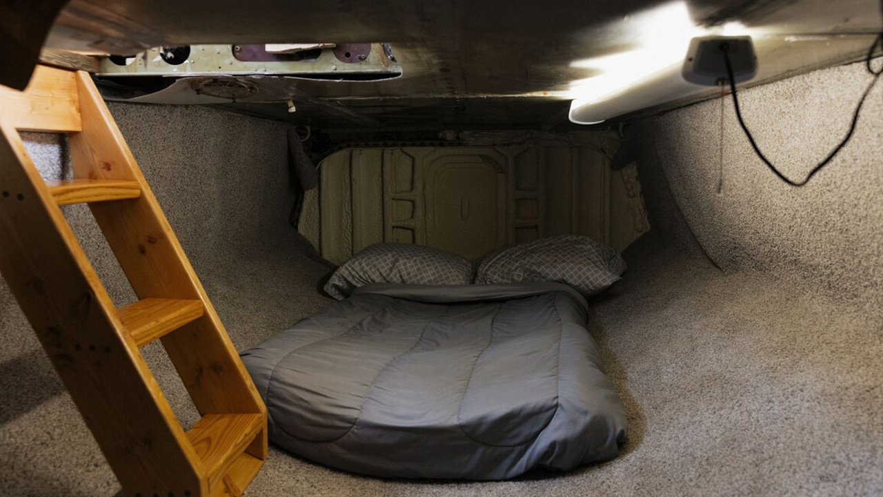 Douglas-DC-9-Airplane-House_Belly-Cargo