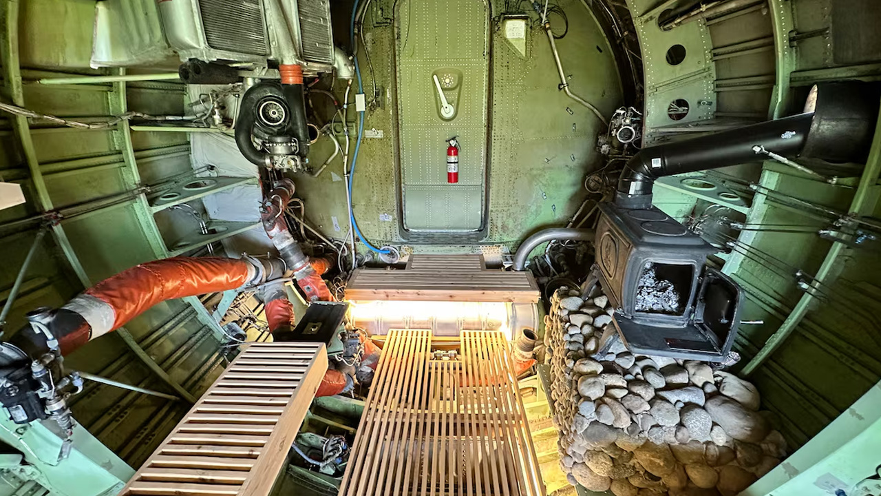 Douglas-DC-9-Airplane-House_Indoor-Sauna