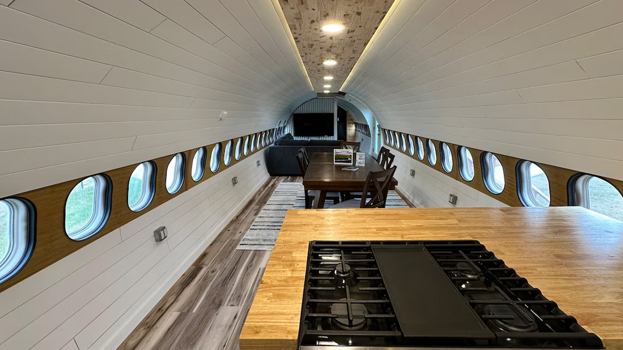 Douglas-DC-9-Airplane-House_Interior