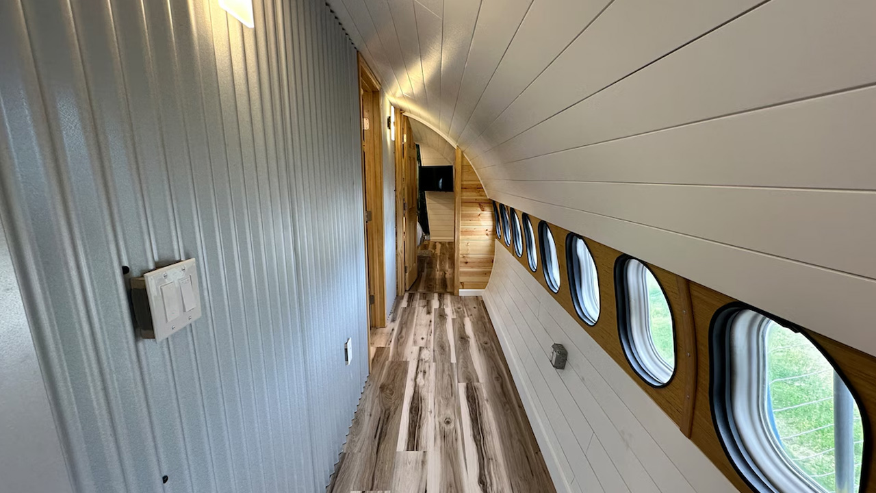 Douglas-DC-9-Airplane-House_Interior_1