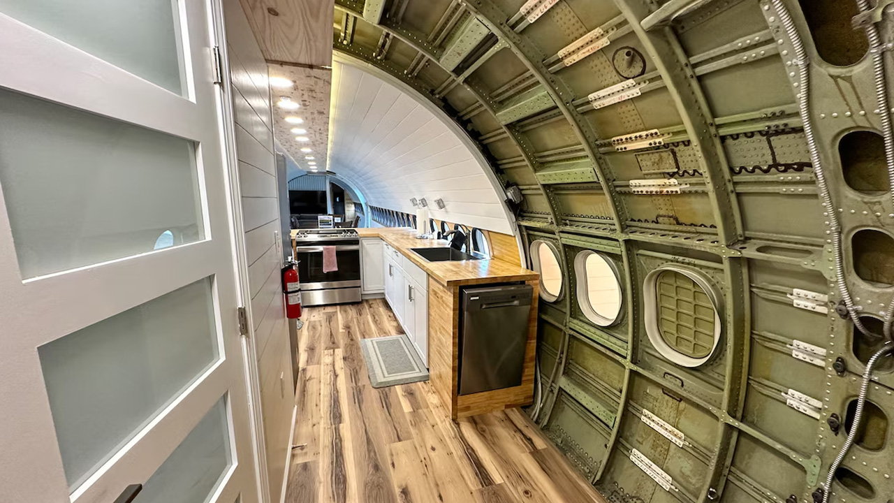 Douglas-DC-9-Airplane-House_Kitchen