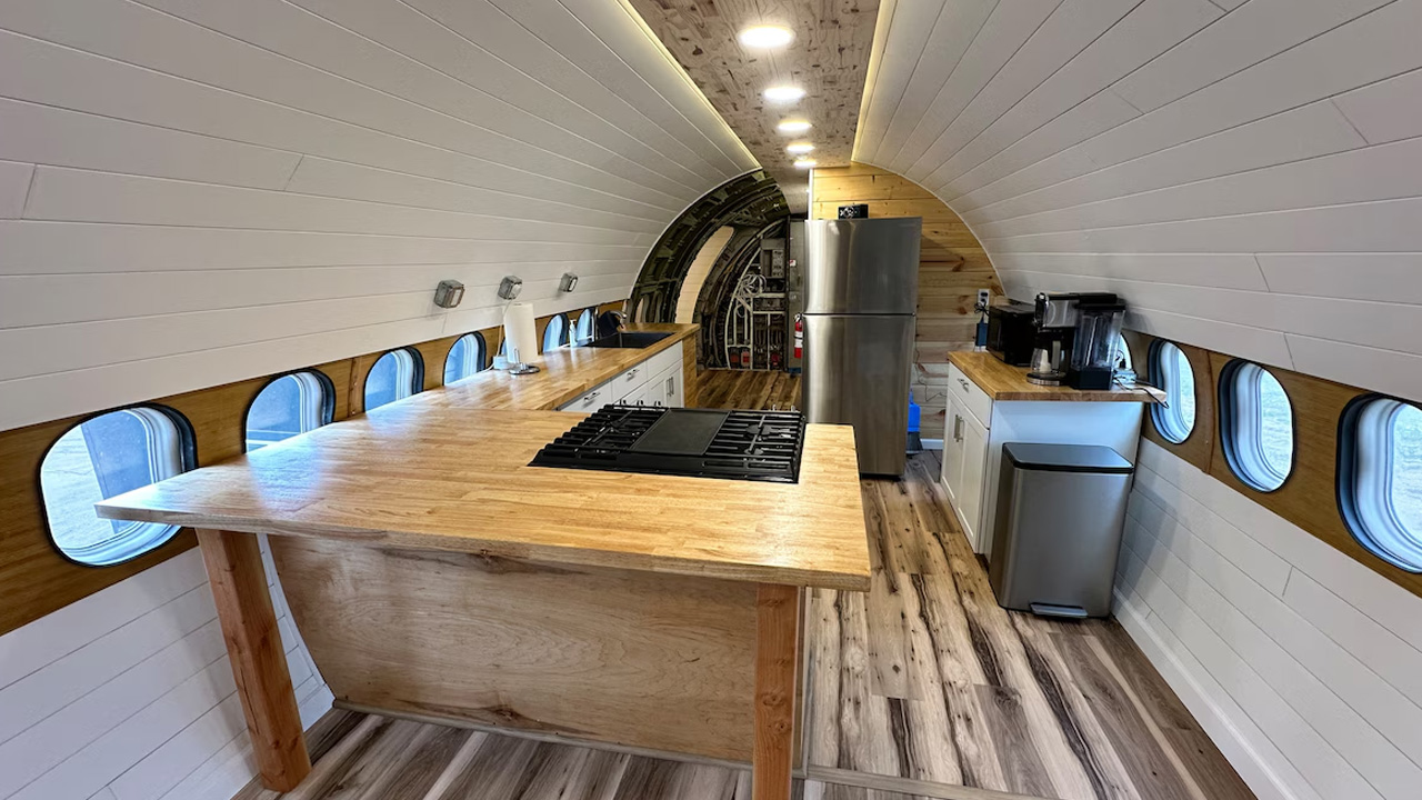 Douglas-DC-9-Airplane-House_Kitchen_1