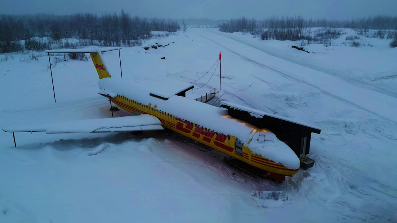 Douglas-DC-9-Airplane-House_exterior_1
