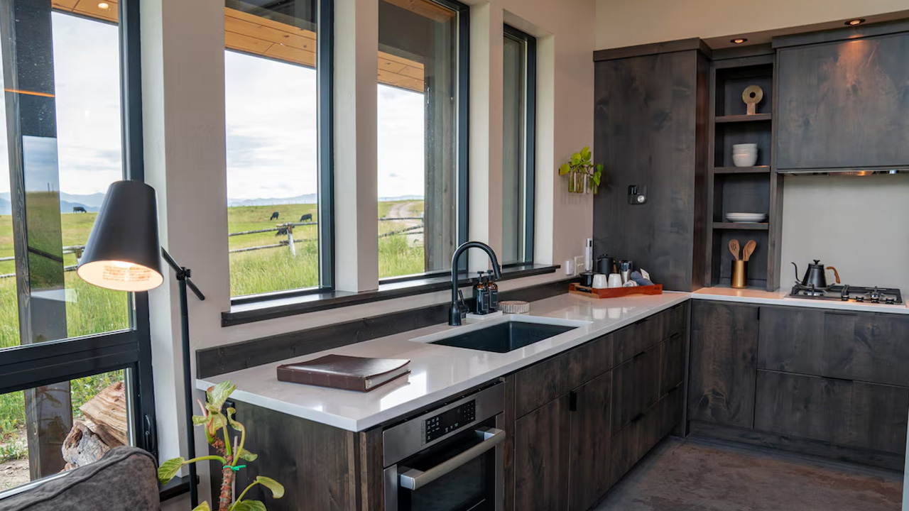 Highlander-Cabin_Kitchen_1