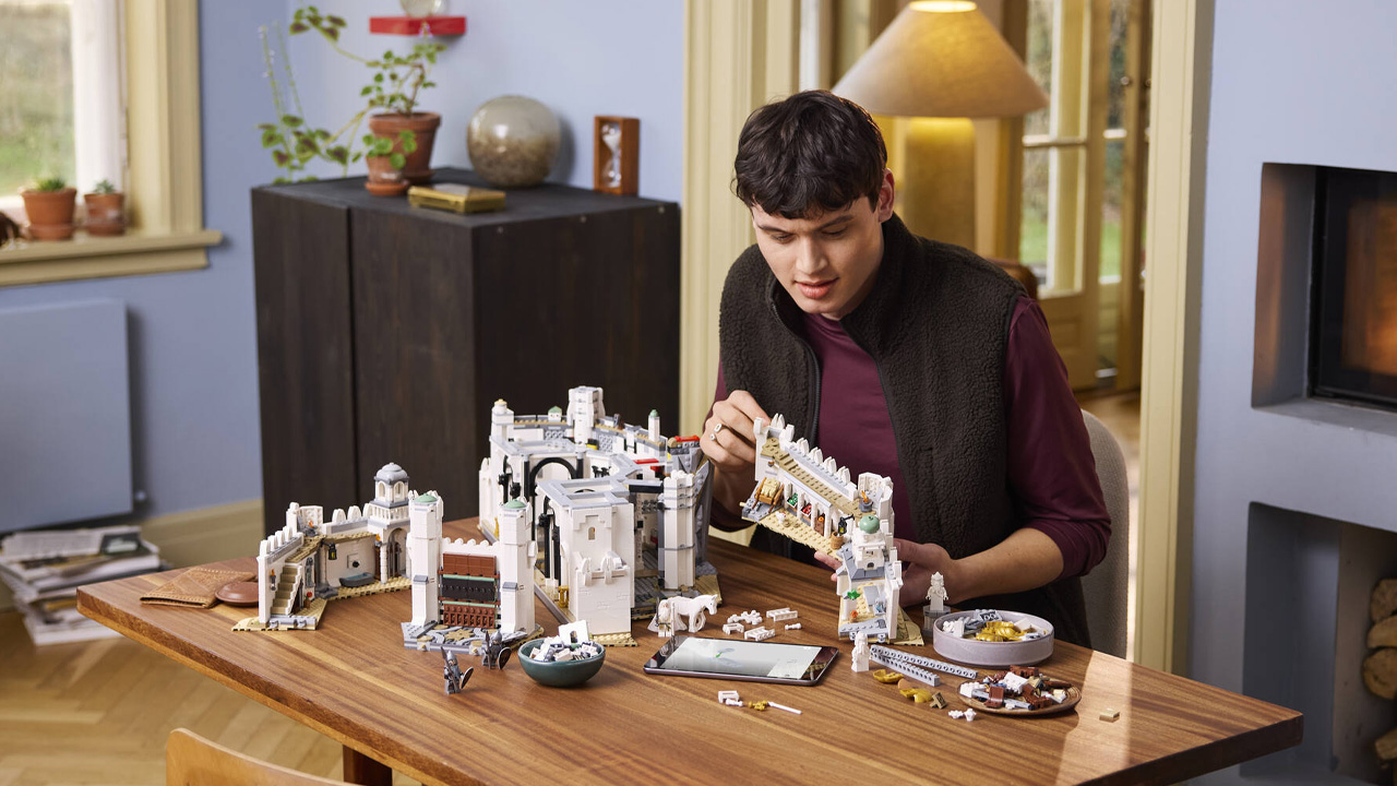 LEGO Icons The Lord of the Rings Minas Tirith set - building of the battlements