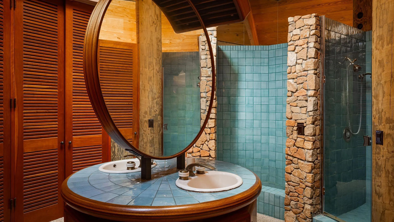 The gorgeous blue tiles contrasts against the stone-clad columns