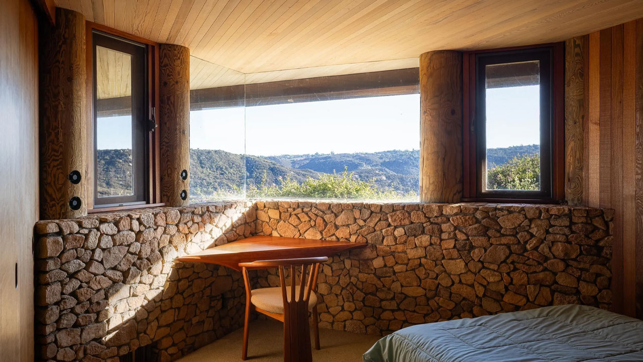 You can work peacefully while admiring the beautiful landscpae