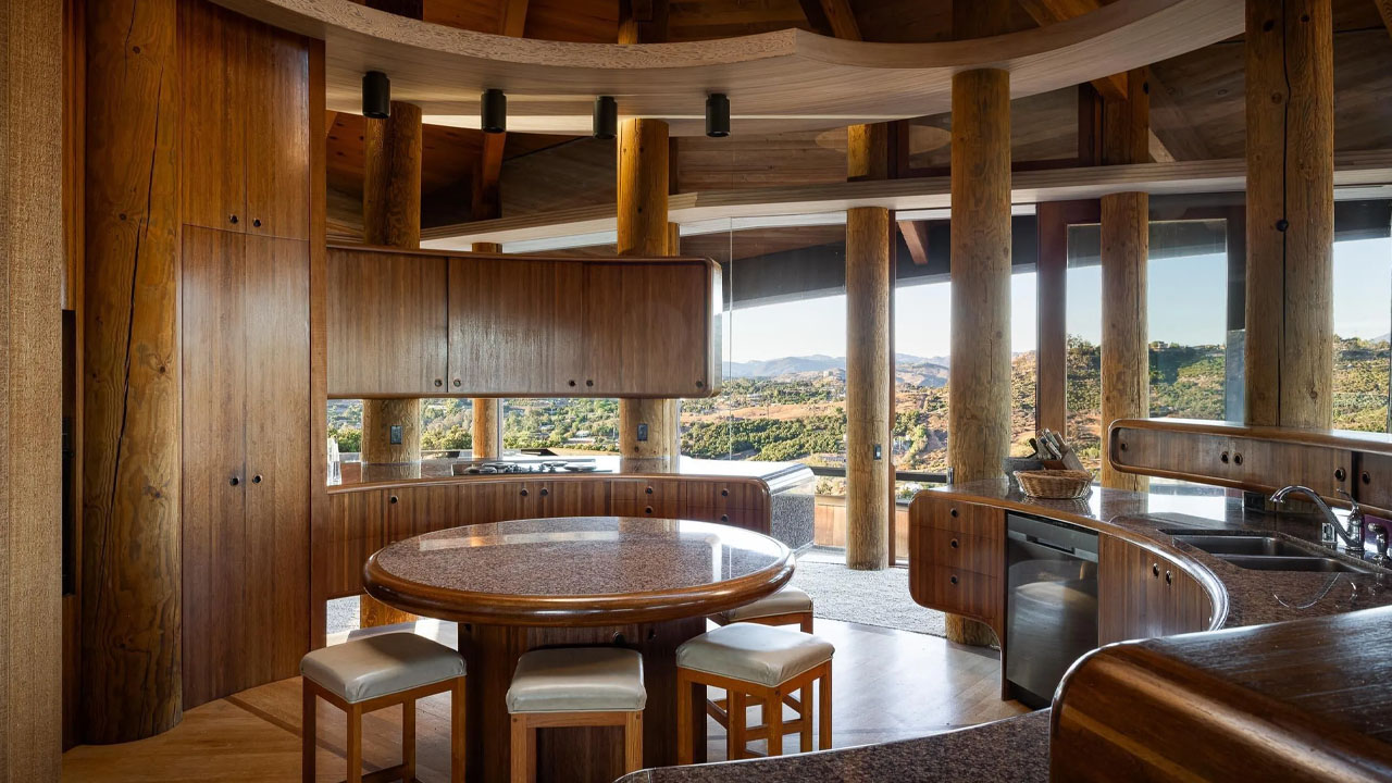 The kitchen looks like as stunning art piece with soft curves