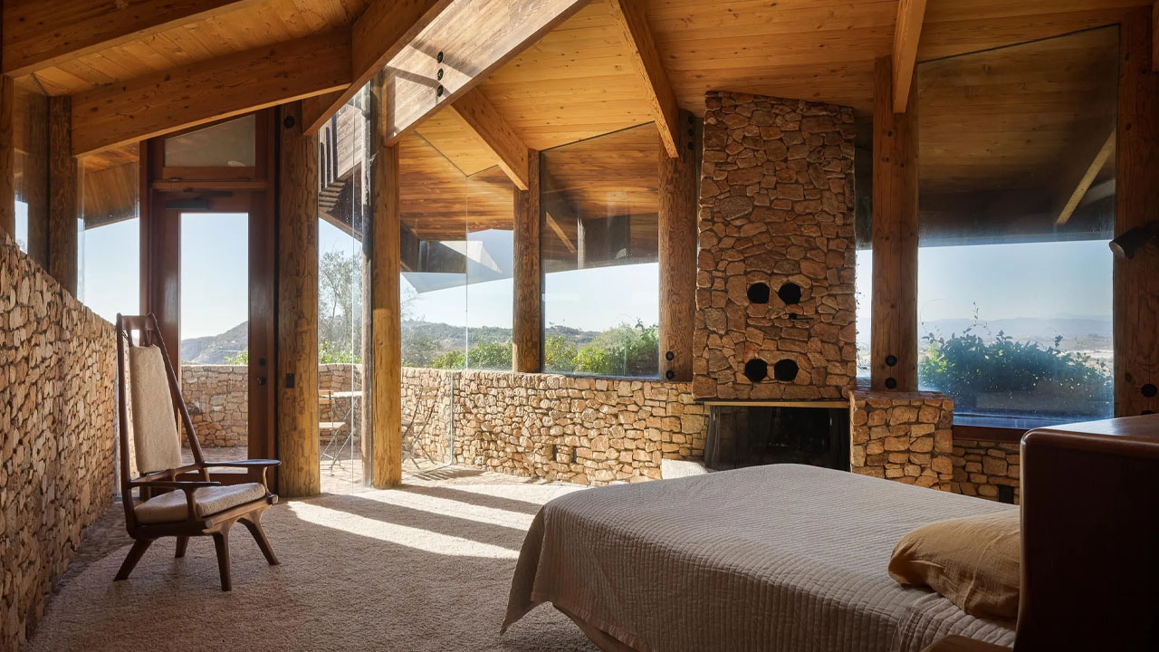The integrated fireplace in the stone-clad pillar